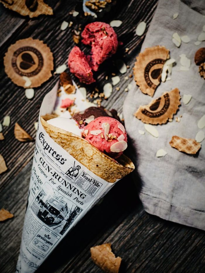 Süsses Crêpe-Cornet mit Glace und Mandelblättchen