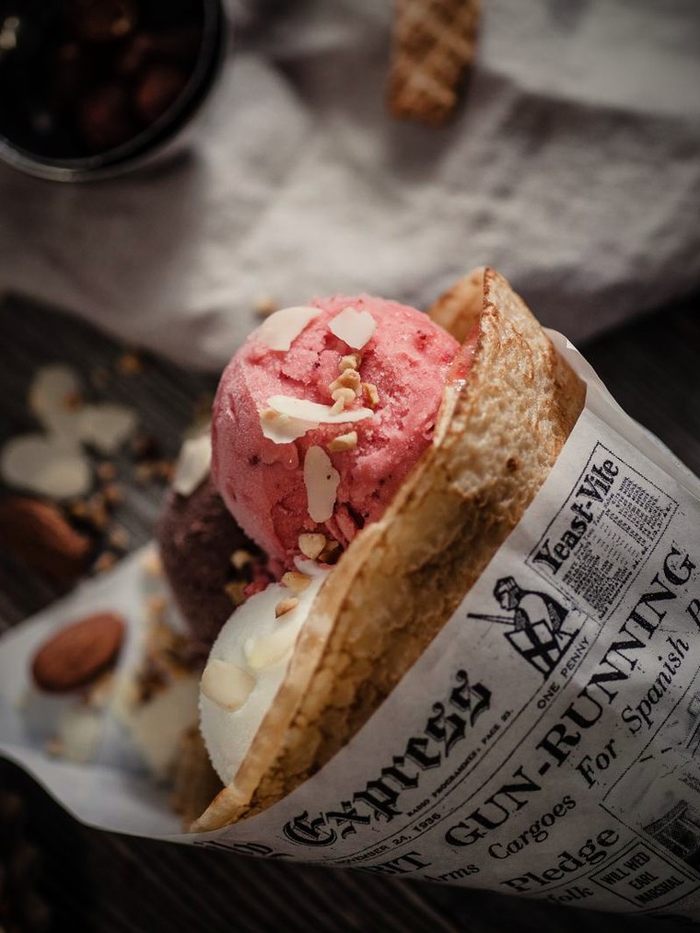 Glace-Kugeln im knusprigen Crêpe-Cornet