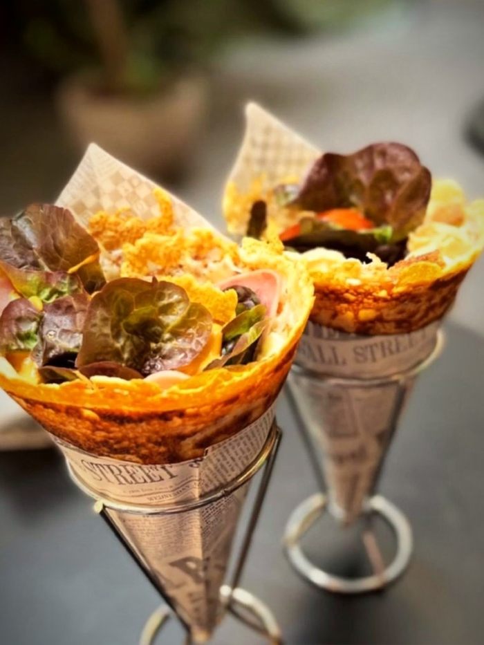 Zwei salzige Crêpe-Cornets in Ständern