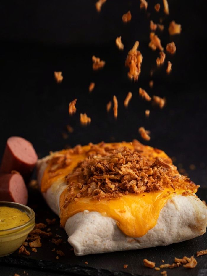 French Taco mit geschmolzenem Cheddar und Röstzwiebeln